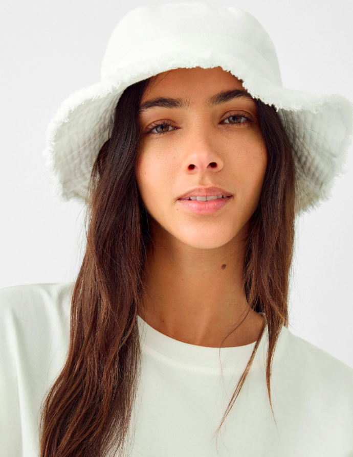 FRAYED BUCKET - Klobouk, Bershka, 429 Kč. 
