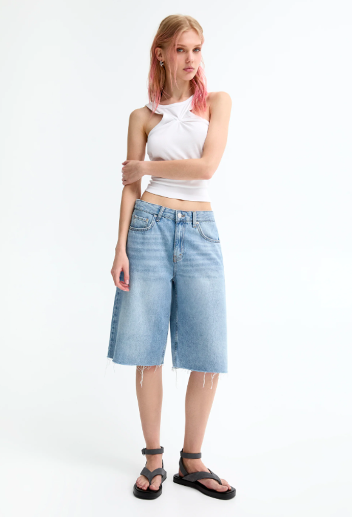 JORTS - Džínové kraťasy, PULL&BEAR, 699 Kč.
