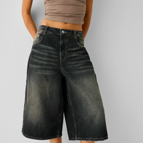 BAGGY BERMUDA - Džínové kraťasy, Bershka, 699 Kč.
