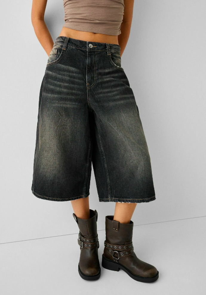 BAGGY BERMUDA - Džínové kraťasy, Bershka, 699 Kč.
