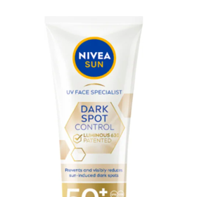Luminous 630 pleťový krém na opalování proti pigmentovým skvrnám (NIVEA)

Pokud vás trápí pigmentové skvrny na pleti nebo chcete předejít jejich vzniku, je ideální volbou tento krém. Sníží viditelnost jejich tmavého zabarvení, a zároveň bude díky SPF 50 fungovat jako štít proti škodlivému UVA a UVB záření. Zabrání tak nenávratnému poškození křehké struktury pleti a ochrání ji před tvorbou nových pigmentových skvrn. Den po dni navíc pleť získá barevně sjednocenější a zářivější vzhled.

Cena: 315 Kč (40 ml)
