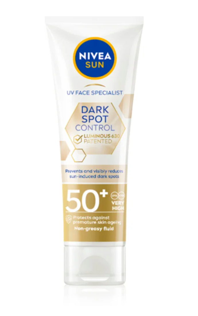 Luminous 630 pleťový krém na opalování proti pigmentovým skvrnám (NIVEA)

Pokud vás trápí pigmentové skvrny na pleti nebo chcete předejít jejich vzniku, je ideální volbou tento krém. Sníží viditelnost jejich tmavého zabarvení, a zároveň bude díky SPF 50 fungovat jako štít proti škodlivému UVA a UVB záření. Zabrání tak nenávratnému poškození křehké struktury pleti a ochrání ji před tvorbou nových pigmentových skvrn. Den po dni navíc pleť získá barevně sjednocenější a zářivější vzhled.

Cena: 315 Kč (40 ml)
