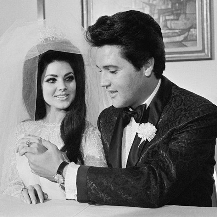 Elvis a Priscilla Presley na jejich svatbě v roce 1967.
