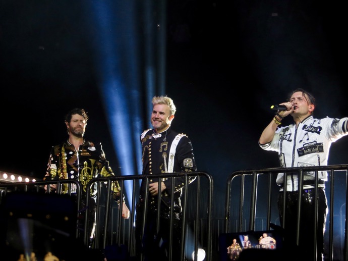 Vystoupení skupiny Take That v roce 2017. Zleva doprava: Howard Donald, Gary Barlow a Mark Owen. 
