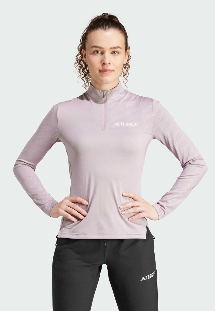 Top, Adidas, 1 700 Kč

