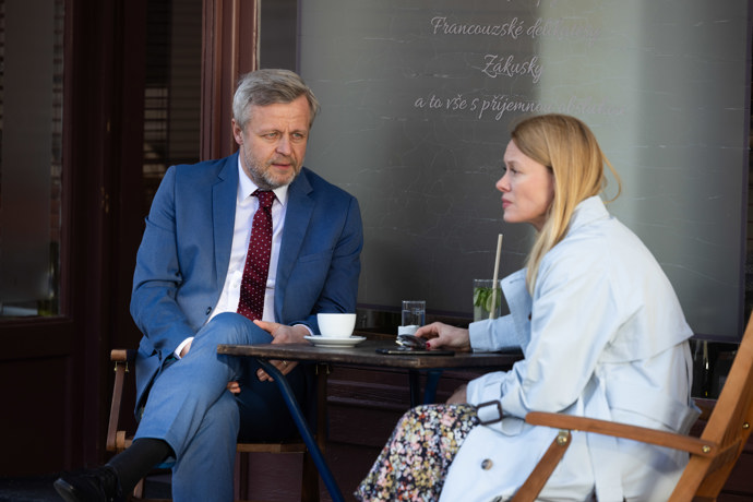 Seriál Ulice sleduje dramatické příběhy několika sousedících rodin
