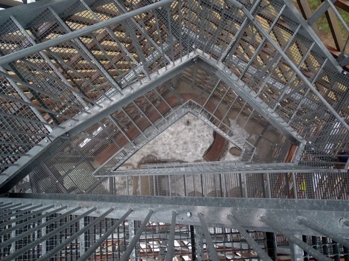 Pohled na konstrukci rozhledny Velká Deštná
