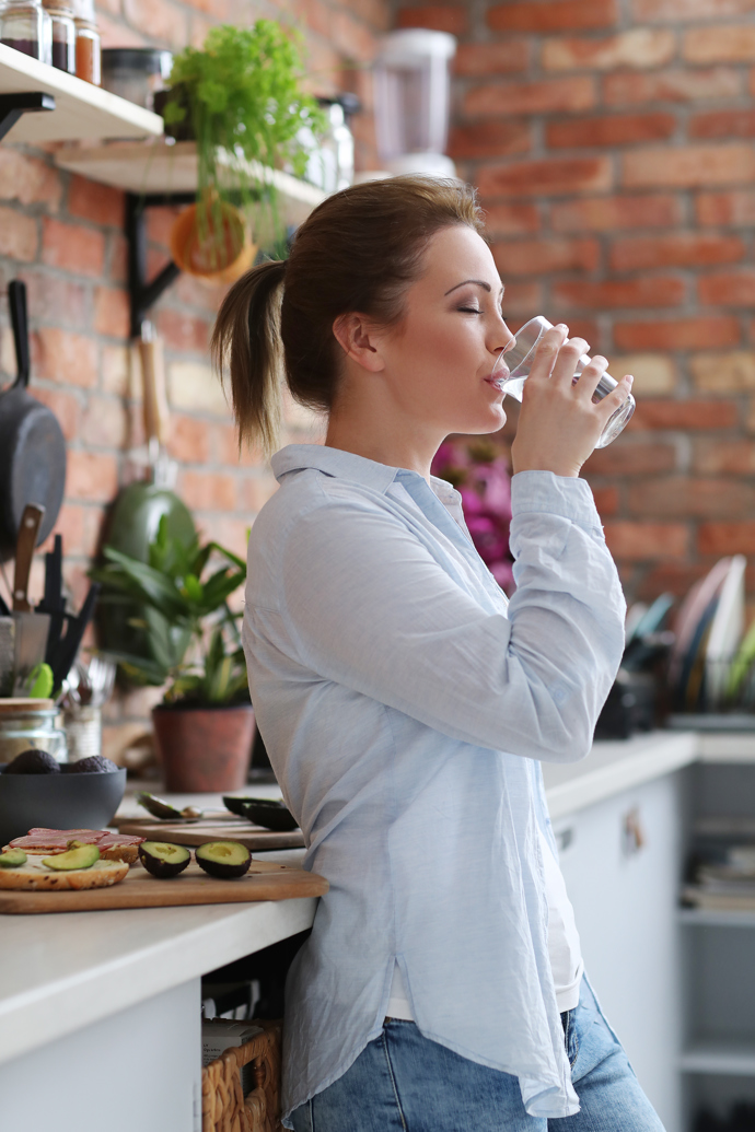 Pití dostatečného množství vody pomáhá udržet hydrataci pokožky, což přispívá k její pružnosti, a může tak pomoci minimalizovat vzhled vrásek.

