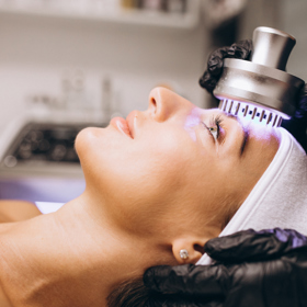  

Fotonová terapie je metoda léčby, která používá světelné záření různých vlnových délek k podpoře hojení kůže a léčbě dermatologických onemocnění.
