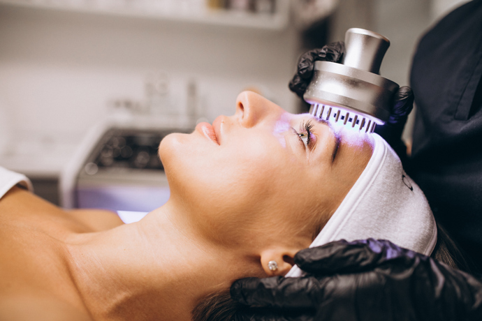  

Fotonová terapie je metoda léčby, která používá světelné záření různých vlnových délek k podpoře hojení kůže a léčbě dermatologických onemocnění.
