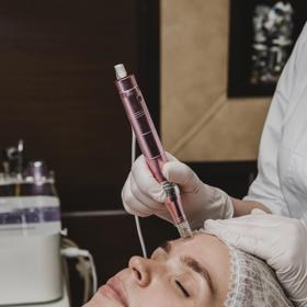  

Dermapen je moderní kosmetické zařízení, které pomocí mikrojehel stimuluje regeneraci pokožky a efektivně redukuje jizvy, vrásky a strie.
