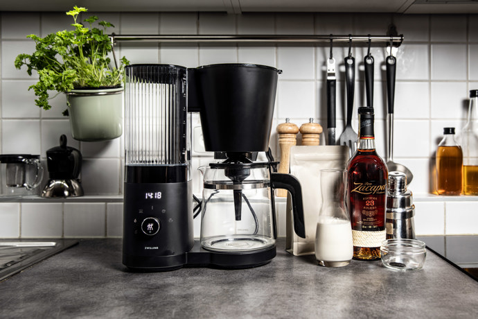 Příprava na mojí verzi Irish Coffee nazývanou Guatemala Coffee. Co budeme potřebovat? Kávu, rum, smetanu, karamelový sirup a tonku.
