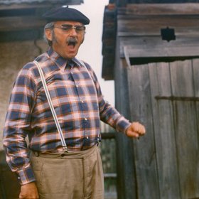 Jiří Sovák před legendární kadibudkou, která zde však již nestojí
