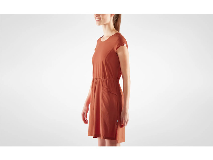 Šaty High Coast Lite Dress z lehkého a chladivého materiálu usnadňuje volný pohyb, volný střih umožňuje cirkulaci vzduchu a atraktivně řešená zadní část nabízí ještě lepší větrání. Jsou ideální na pohodové letní aktivity a cestování v teplém podnebí. 3190 Kč
