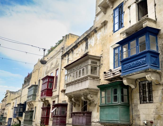 Barevné balkony typické pro maltskou kulturu
