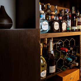 Jakožto barman mám velkou selekci alkoholu, rádi máme i víno nebo champagne.
