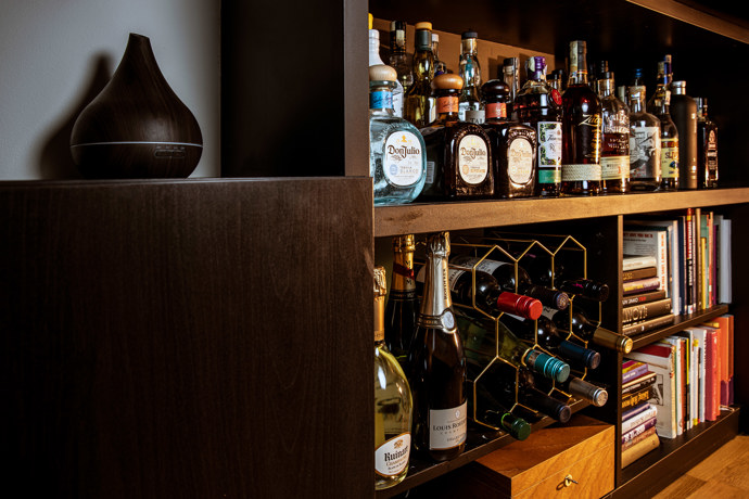  Jakožto barman mám velkou selekci alkoholu, rádi máme i víno nebo champagne.
