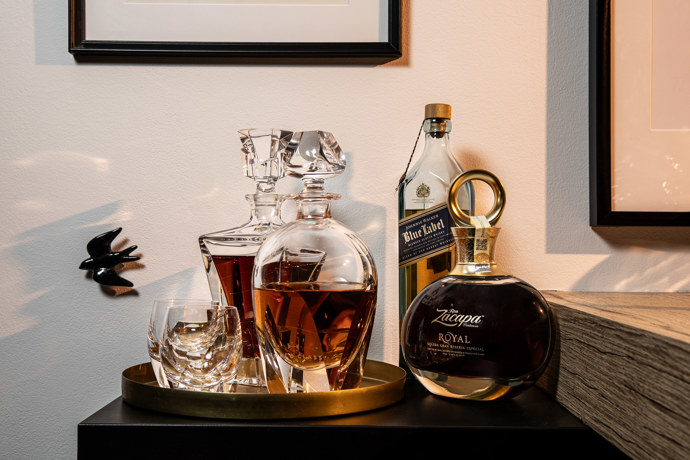 Luxury koutek, kde je alkohol pro významné dny, události, oslavy. V karafě od sklárny Moser se nachází symbolická whisky, kterou jsme s mojí přítelkyní pili, když jsme se seznámili.
