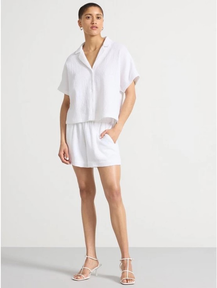 Celý outfit v bílé působí čistě a svěže. Bílá košile s krátkým rukávem, Lindex, 899 Kč

