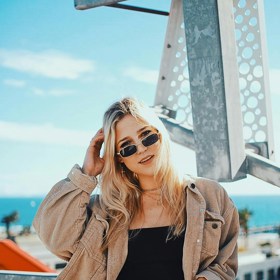 Crop topy lze kombinovat prakticky s čímkoliv.
