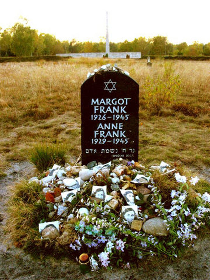 Památník Anny a Margot Frankových na místě koncentračního tábora Bergen-Belsen, kde nakonec obě sestry zemřely na tyfus v březnu 1945, jen několik týdnů před osvobozením tábora.

