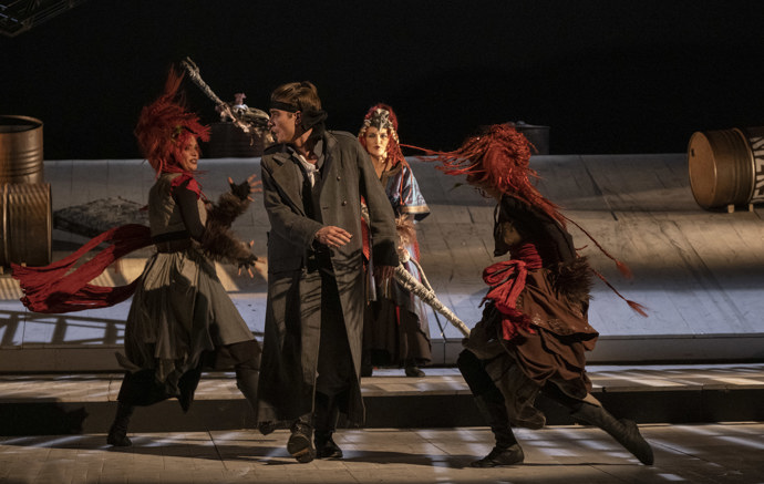 Skvělí herci jako Marek Lambora, Tereza Císařová a Tomáš Pavelka ve hře "Balada pro banditu" výborně ztvárnili nejen své herecké role, ale také pohybovou choreografii.
Skvělí herci jako Marek Lambora, Tereza Císařová a Tomáš Pavelka ve hře "Balada pro banditu" výborně ztvárnili nejen své herecké role, ale také pohybovou choreografii.