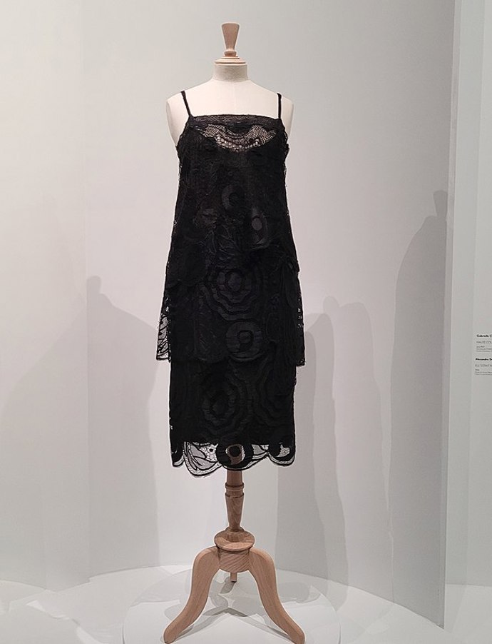 Typické malé černé z dílny Coco Chanel
