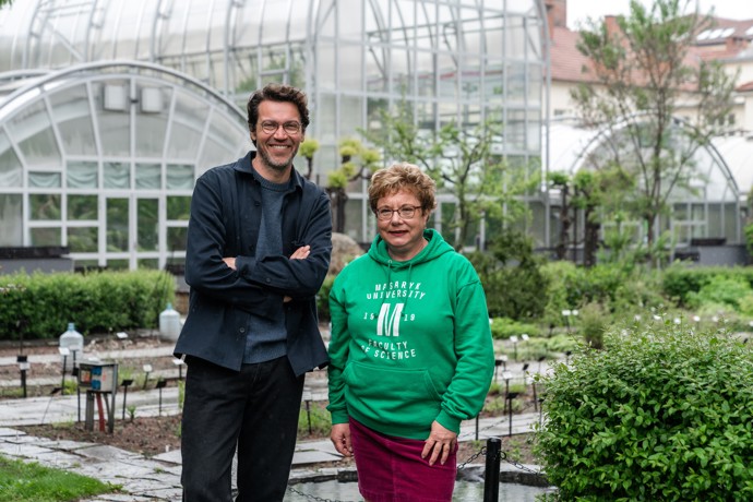 Projekt: Ekologická opatření v Botanické zahradě v Brně

Projekt zahrnuje 5 dílčích zásahů: osázení zelené střechy na budově kolárny, přivedení elektrického vedení k fontáně pro možnost používání čerpadla, vybudování nádrže na zachytávání srážkové vody ze střech skleníků a přilehlých budov, zavedení mozaikové seče trávníků a dokonalejší údržba stávajících dřevin v areálu.
