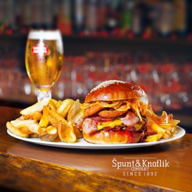 U.S. Angus beef burger se skládá z mletého chuck rollu, cheddaru, čerstvého rajčete, křupavé okurky, karamelizované cibule, lahodné burgerové omáčky s čerstvým salátem, nejvyhlášenější burger Karlových Varů.
