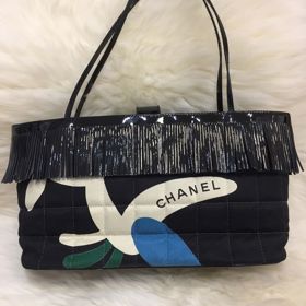 Nádherný model s prošíváním v sobě nese noblesu značky Coco Chanel. 
