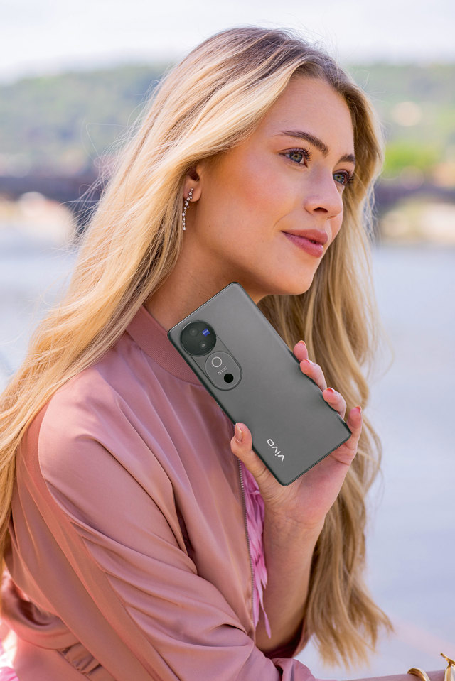 Marie Bačíková s novým modelem telefonu Vivo V40 5G