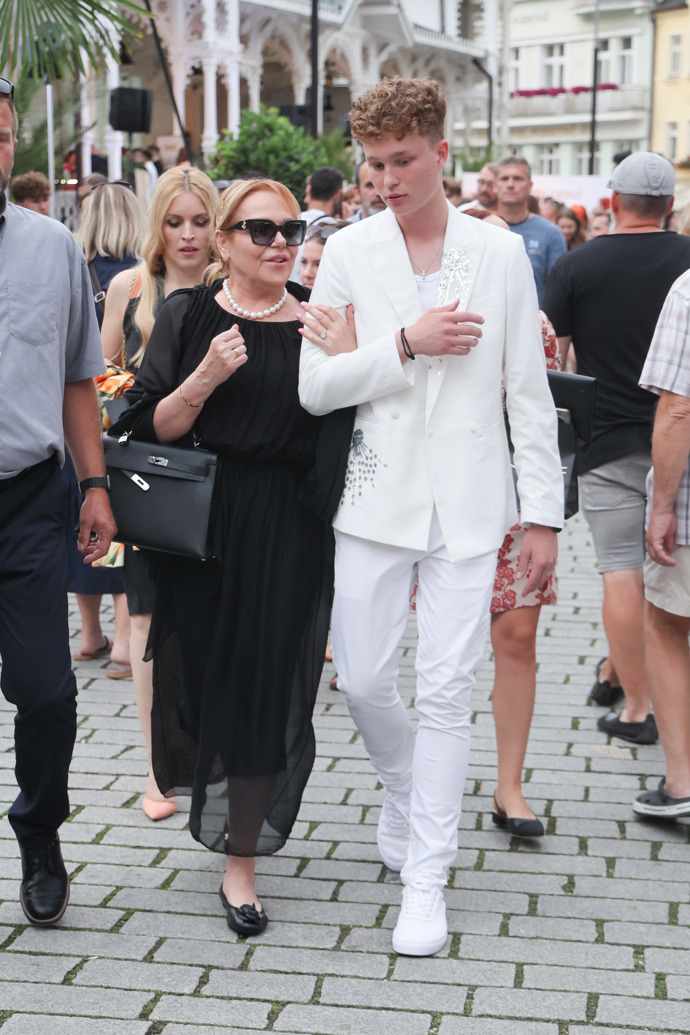 Dagmar Havlová na kolonádě zvolila outfit, v němž vypadala poněkud smutně, což je v případě této nádherné dámy velká škoda

