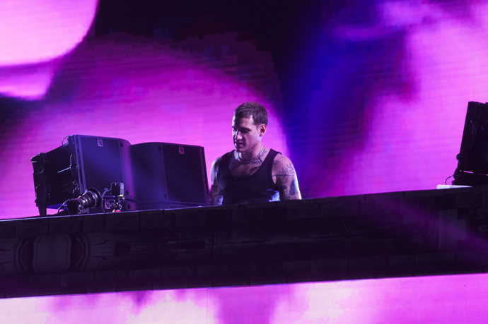 DJ a producent NobodyListen.
DJ a producent NobodyListen.