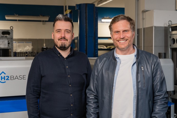 Projekt: DEVINN – elektřina ze zeleného vodíku 

Zelený vodík je jedním ze slibných energetických zdrojů budoucnosti. Do vodíku totiž můžeme poměrně snadno ukládat přebytky elektřiny z obnovitelných zdrojů. Jedním z průkopníků vodíkové energetiky je společnost Devinn, která v Jablonci nad Nisou provozuje energeticky téměř soběstačný firemní areál. K tomu vyvinula unikátní robotickou dobíjecí stanici pro elektromobily.
