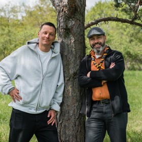 Projekt: Patronáty

V rámci projektu se školní třída nebo dětský oddíl nejprve ponoří do poznávání vybraného místa a pak o něj začne pečovat. Odstraňuje invazivní druhy, náletové dřeviny či ostružiník, vysazuje stromy, zavěšuje ptačí budky nebo pečuje o malý mokřad či tůň. Na svěřené místo se pak děti opakovaně, ale minimálně dvakrát ročně vracejí. S odborným průvodcem prospívají ke zdravému vývoji místa a jeho rozmanitosti. 
