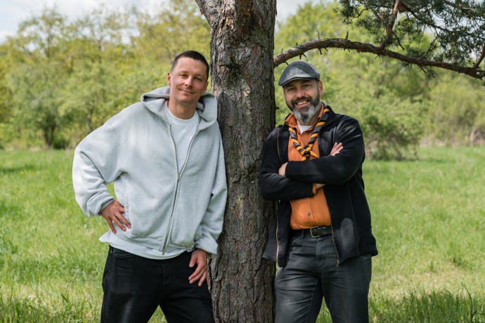 Projekt: Patronáty

V rámci projektu se školní třída nebo dětský oddíl nejprve ponoří do poznávání vybraného místa a pak o něj začne pečovat. Odstraňuje invazivní druhy, náletové dřeviny či ostružiník, vysazuje stromy, zavěšuje ptačí budky nebo pečuje o malý mokřad či tůň. Na svěřené místo se pak děti opakovaně, ale minimálně dvakrát ročně vracejí. S odborným průvodcem prospívají ke zdravému vývoji místa a jeho rozmanitosti. 
