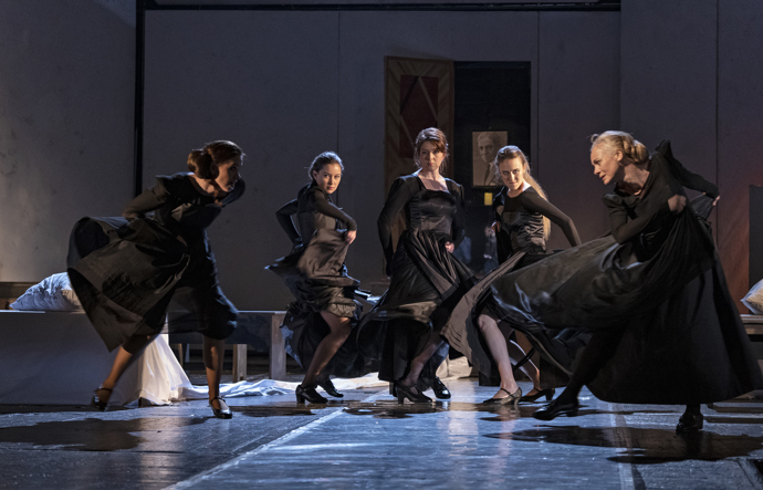 Vendula Poznarová vnesla prvky choreografie i do hry "Dům Bernardy Alby".
Vendula Poznarová vnesla prvky choreografie i do hry "Dům Bernardy Alby".
