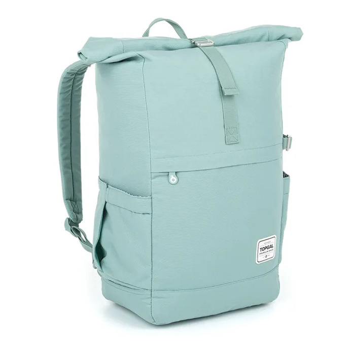 Elegantní, minimalistický batoh s rolovacím zapínáním se hodí k pohorkám i ke kabátu.Objem batohu je variabilní díky rolltop systému zavírání s magnetem. Navíc celý jeho obsah pojistíte kovovou sponou. Uvnitř velké komory je tříčlenná kapsa na drobnosti, malá kapsa na zip a na zádech najdete polstrovanou kapsu na notebook. Boční kapsy z materiálu batohu udrží i 1,5 litrovou láhev na pití nebo deštník. 1299 Kč
