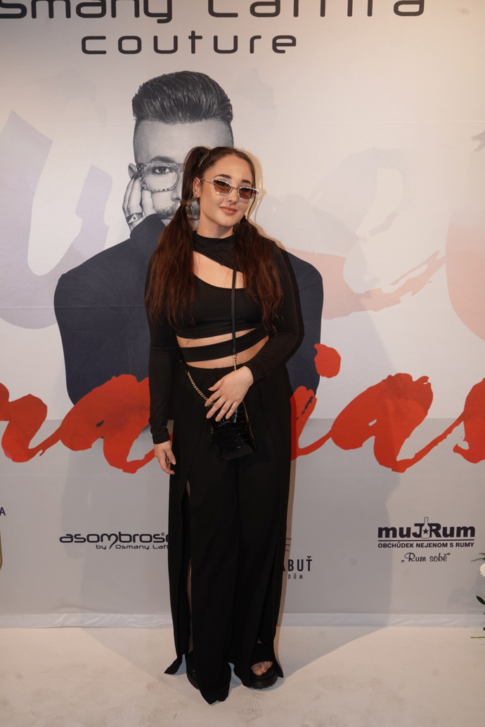 Natálie Grossová zvolila černý outfit s brýlemi.
Natálie Grossová zvolila černý outfit s brýlemi.