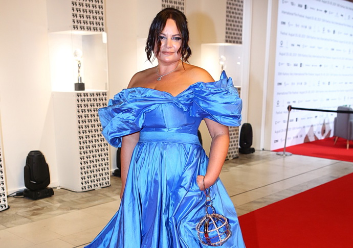 Jitka si může dovolit více odhalené a přiléhavé modely, na druhou stranu robustnější šaty jí příliš šmrncu nepřidávají.
