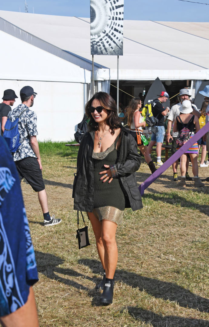 Herečka Lily James výbavu nepodcenila – na festival Glastonbury vyrazila v holínkách a nepromokavé bundě, díky šatům a šperkům ale zůstala stále elegantní.

