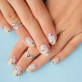 Inspirace pro letní manikúru 2024: Žlutá i modrá jsou trendy barvy. Zkombinujte je dohromady v jednoduchém tečkovaném nail artu.
