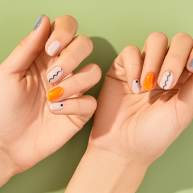 Inspirace pro letní manikúru 2024: Stále letí pestrý nail art, který je na každém prstu jiný. Oblíbená je geometrie i kombinace s jednoduše nalakovanými nehty.
