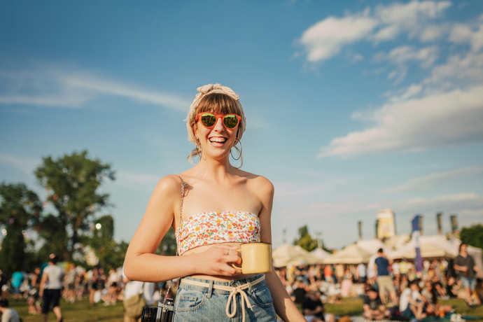 Pokud na festivalu přespáváte v kempu, hodí se mít vlastní znovupoužitelné nádobí – jako hrnek může posloužit i klasický smaltovaný plecháček.
