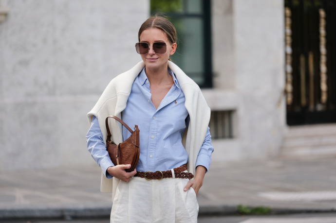 Kombinace bílých kalhot a světle modrá košile působí ležérně elegantně.
Kombinace bílých kalhot a světle modrá košile působí ležérně elegantně.