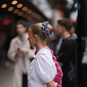 Velké scrunchie gumičky jsou hitem léta 2024.
