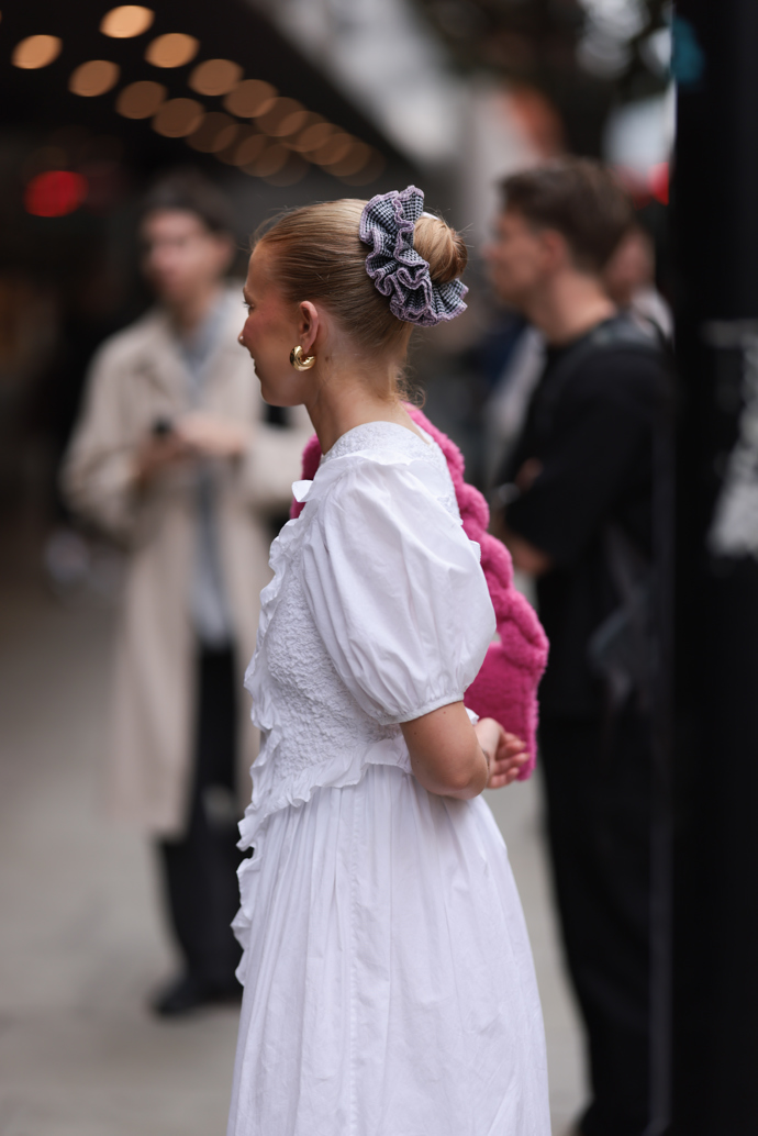 Velké scrunchie gumičky jsou hitem léta 2024.
Velké scrunchie gumičky jsou hitem léta 2024.