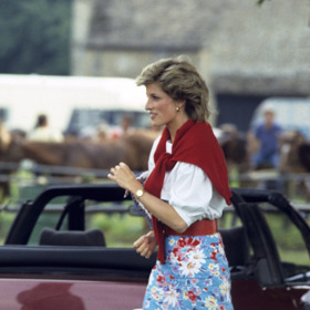 Princezna Diana milovala červené doplňky.
