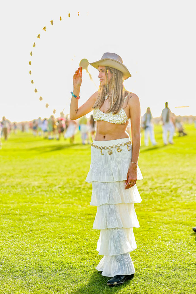 Na festivalu dokáže slunce někdy pěkně pálit, proto se může hodit outfit doplnit stylovým kloboukem.
