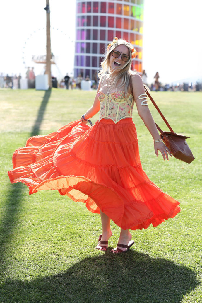 Nebojte se barev, květin a slunečních brýlí! U outfitů na hudební festivaly platí více je více.
